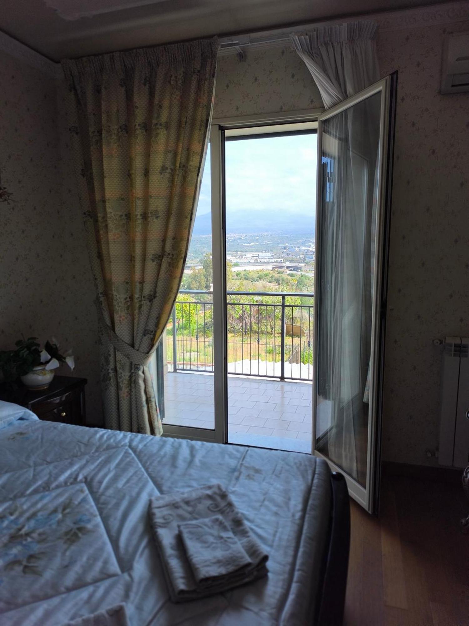 Bed And breakfast Kalinka Motta SantʼAnastasia Exteriör bild