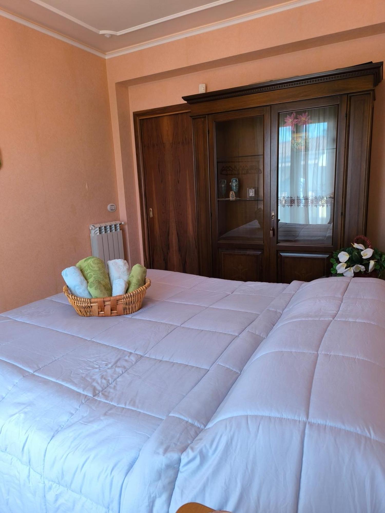 Bed And breakfast Kalinka Motta SantʼAnastasia Exteriör bild
