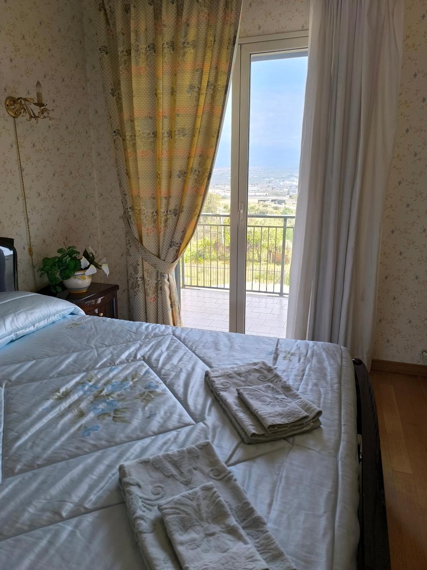 Bed And breakfast Kalinka Motta SantʼAnastasia Exteriör bild